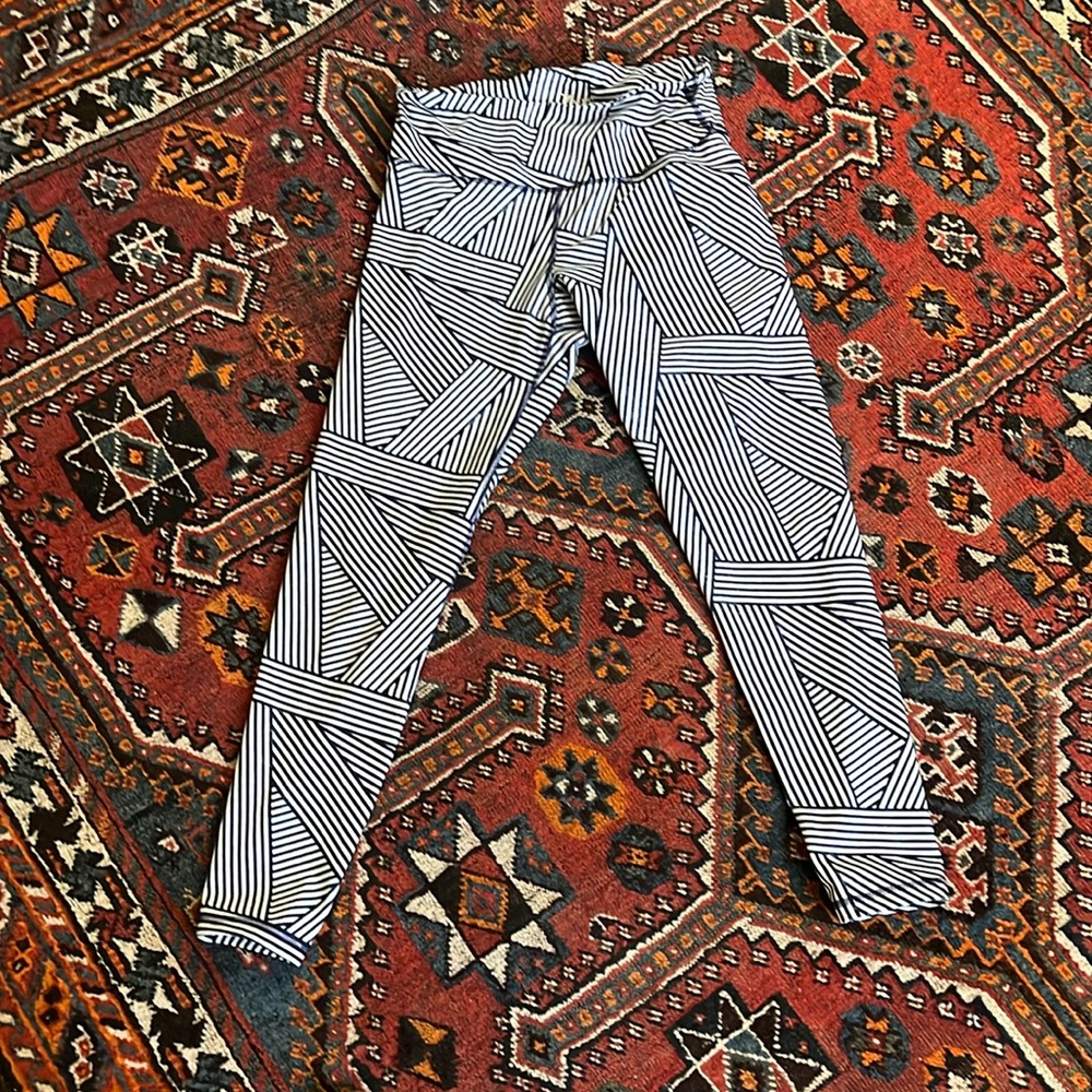 Old Navy size L super cool design go-dry leggings